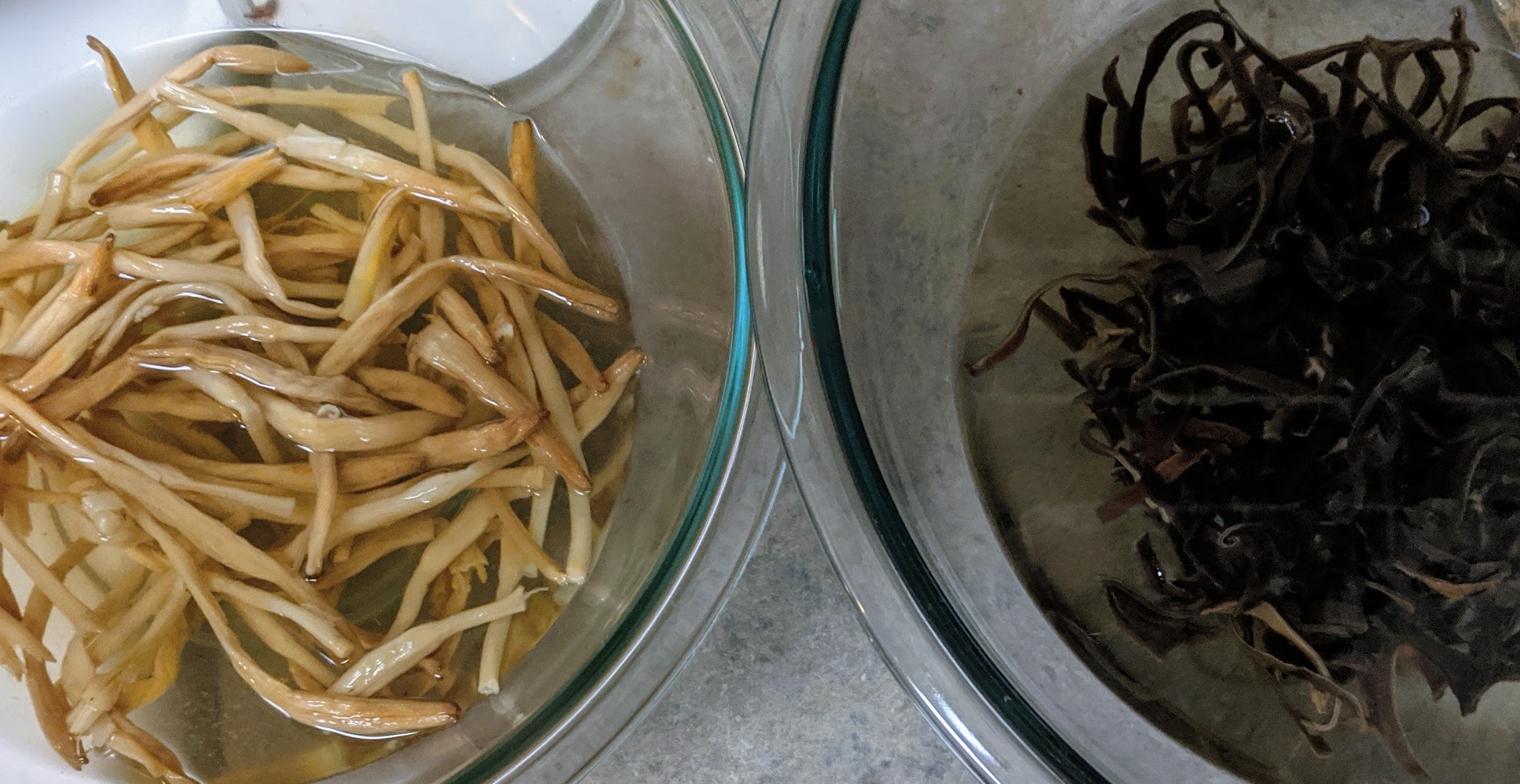 Rehydrating lily buds and wood mushrooms